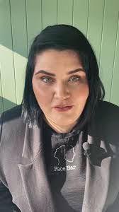 Sharon Dowling's Instagram, Twitter & Facebook