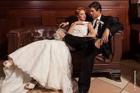 Na szczęście, niezależnie od tego, co dzieje się na zewnątrz, zawsze można zasiąść na wygodnej kanapie przed ekranem telewizora, sięgnąć po aktualny program telewizyjny i mieć pewność, że uda się znaleźć interesujący tytuł. Porady Slubne Slub W Stylu Lat Dwudziestych Ciechanow Ciechanowinaczej Pl