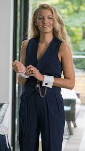 A simple favor is a 2018 american black comedy crime thriller film directed by paul feig from a screenplay by jessica sharzer, based on the 2017 novel of the same name by darcey bell. Blake Lively S Engagement Ring In A Simple Favor Was Inspired By Princess Diana S Blake Lively Outfits Blake Lively Style Celebrity Style