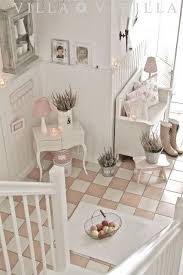 Pink, blush, grey, white, pastels combined with ruffles and floral patterns will become a breathtaking base for such a shabby chic kids room or a nursery. Villa Vanilla End Of Summer In Der Diele Shabby Chic Hallway Shabby Chic Entryway Chic Home Decor