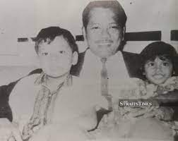Kehebatan dan keberkesanan p.ramlee sebagai anak seni bukanlah hasil kerjanya seorang diri. P Ramlee S Anak Ku Sazali Depicts Fatherhood Dilemma On The Silver Screen