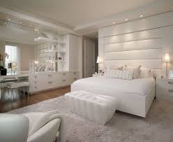 Weisses Schlafzimmer Mit Leder Bett Kopfteil Und Schminktisch Kopfteil Leder Schlafzimmer Schminktisch Schlafzimmer Stil In 2019 White Bedroom Design Luxurious Bedrooms All White Bedroom