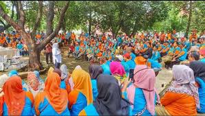 Dapat membeli barang dari orang yang menjalankan bisnisnya sendiri merupakan pengalaman menarik dan personal, memberi kesempatan pada pelanggan. Ade Yasin Naikkan Upah Tukang Sapu Jalan Bogor Kita Com