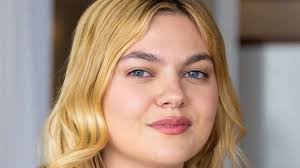 "J'essaye d'avancer" : Qu'est-ce que la dysmorphophobie que Louane vit au quotidien ?
