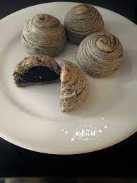 最近迷上看韩国电视剧 所以几个星期来都没什么 木 玩烘焙 这是旧作 懒惰的我累积了一些旧作 只是一直没放上部落格 喜欢它的圈圈外形 也是为了消灭黑芝麻馅料而做的黑芝麻酥 事实上 月饼馅料还剩很多很多 黑芝麻酥