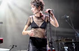 Месяц назад подруга земфиры, режиссер и актриса рената литвинова сообщила, что певица готовит к выходу новый альбом. Novyj Albom Zemfiry Poyavilsya V Seti Muzyka I Kluby Time Out