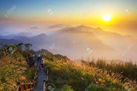 Amazing mountain sunset with red clouds. Schoner Mountain View On Sunset Fur Adv Oder Andere Zwecke Verwendet Lizenzfreie Fotos Bilder Und Stock Fotografie Image 18567129