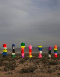 Seven Magic Mountains Les Sculptures D Ugo Rondinone Dans Le Desert Du Nevada Avec Images Installation Art Contemporain Art Paysage Land Art
