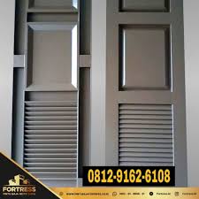 Tak hanya kayu, pintu besi untuk garasi juga ada lho yang didorong memang agak berat namun tingkat keamanannya untuk kenadaraan anda tak perlu diragukan lagi. Pintu Lipat Harga Pintu Besi Minimalis