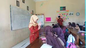 Aini mukarromah (ketua osis) ketua panitia : Menemukan Semangat Saling Menghargai Di Mi Inklusi Keji Ungaran