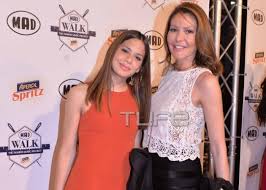 'αν δεν παινέσεις την τζένη σου, θα πέσει να σε πλακώσει', λέει μια παλιά λαϊκή παροιμία που μόλις παραποίησα. Tzenh Mpalatsinoy Ta3idepse Stis Hpa Gia Na Boh8hsei Thn Korh Ths Sthn Metakomish Pics Vid