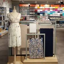 Mondial tissus est une marque créée en 1981 qui met le tissu et la créativité qui lui donne forme mondial tissus vous donne accès à tout ce dont vous pourriez avoir besoin pour travailler le tissu. La Franchise Mondial Tissus Ouvre Son 1er Magasin En Allemagne