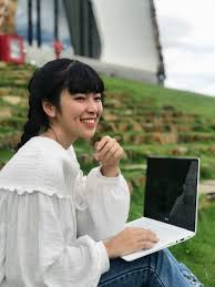 Đỗ khánh vân, sinh năm 1995, được nhiều khán giả biết đến sau khi đảm nhận vai trà long trong phim điện ảnh mắt biếc chuyển thể từ tiểu thuyết cùng tên của nhà văn nguyễn nhật ánh.bên cạnh năng khiếu diễn xuất, khánh vân đã tốt nghiệp ngành thiết kế thời trang của trường quốc tế ads international design. Diá»…n Vien Phim Máº¯t Biáº¿c Lam Nhiá»u Nghá» Ä'á»ƒ Nuoi DÆ°á»¡ng Ä'am Me Ä'ong Phim Vnexpress Kinh Doanh