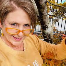 What are good low-calorie drink options for a diet?