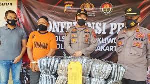 U timu imamo ljude koji imaju višegodišnje iskustvo u radu kao i univerzitetske profesore koji izučavaju bezbednosti. Https Jateng Tribunnews Com 2021 05 05 Mobil Crv Kinyis Kinyis Kecelakaan Ditabrak Truk Di Sukoharjo Sopir Hindari Pejalan Kaki Https Cdn 2 Tstatic Net Jateng Foto Bank Images Tangkapan Layar Mobil Honda Crv Ringsek Di Bagian Belakang Karena Ditabrak