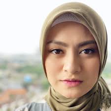 Sementara itu video natalie holster dan manajer video syur 20 detik, diedit wajahnya dengan sang manajer dari sule, lantas sang manajer sedih. Nathalie Holscher Home Facebook