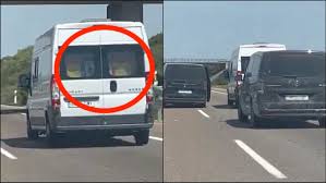 Acosan en la carretera a una caravana por llevar una bandera de España con  el escudo del Atlético