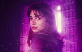 Cuando a pesar de las advertencias de rick, joe va a su encuentro en el edificio de la wallace corporation se encuentra con algo que no espera. Ana De Armas As Joi In Blade Runner 2049 2017 I M With You Til The End Of The Line