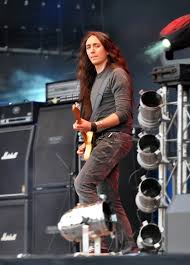 It began in 2000 as a black metal solo project by neige, soon a trio, but following the release of their first demo in 2001, band members aegnor and. Neige Musicien Wikipedia