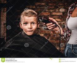 Après s'être fait voler la vedette par les coupes longues en 2020, le carré reprend sa place de favori dans les. Garcon Drole D Eleve Du Cours Preparatoire Obtenant La Coupe De Cheveux Le Coiffeur D Enfants Avec Le Trimmer Coupe Le Petit Garc Image Stock Image Du Cheveux Preparatoire 124121331