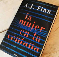 Pasa el día chateando con desconocidos, bebiendo vino (quizá más de la cuenta), mirando películas antiguas. La Mujer En La Ventana La Mujer En La Ventana A J Finn