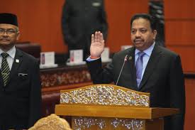Bilangan terkecil untuk boleh bersidang dalah 10 orang ( x termasuk speaker ). Portal Rasmi Parlimen Malaysia