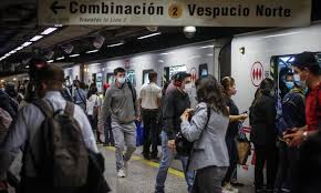 A estos horarios, también se adapta el transporte público, es por eso que el metro de santiago anunció la extensión de su horario de funcionamiento. Metro De Santiago Anuncia Nuevo Horario Tras Cambio En Toque De Queda