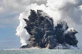 Dalam sejarah dunia, letusan gunung berapi terbesar yang tercatat adalah gunung tambora, sebuah stratovolcano aktif (gunung berapi yang terbentuk dari lapisan gunung dengan ketinggian 1.379 meter di atas permukaan laut (mdpl) ini menjadi tenar karena meletus dengan dahsyat pada mei 1902. 5 Hal Mencengangkan Dari Gunung Berapi Bawah Laut Lebih Seram