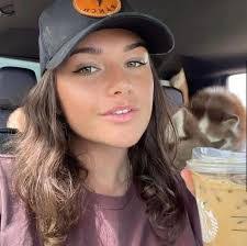 Diana Bisbee's Instagram, Twitter & Facebook