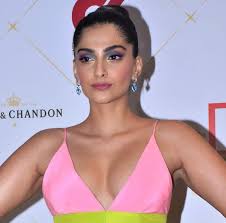 Get The Look Sonam Kapoor S Hello Hall Of Fame Awards Colourful Eye Makeup Red Carpet Fashion Awards Sonam Kapoor Fashion Bollywood Actress Bikini Bollywood Actress Hot Photos