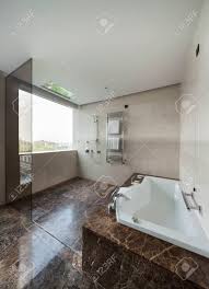 Badewanne haben die leute gegenüber auch, und weils so innenhofig. Moderne Badezimmer Interieur Mit Doppel Waschbecken Und Grosse Spiegel Badewanne Fliesen Sichtfenster Und Handtucher Lizenzfreie Fotos Bilder Und Stock Fotografie Image 69676681