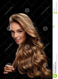 Les cheveux bouclés peuvent être si polyvalents quand il s'agit de coiffures courtes. Cheveux Blonds Boucles Cheveux Modeles De With Gorgeous Volume De Beaute Image Stock Image Du Brillant Effectuez 85704921