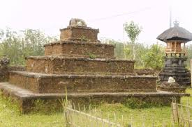 Jika permukaan hunian milikmu lebih tinggi daripada permukaan jalan, kamu bisa membuat taman kering dengan permukaan berundak menyerupai tangga. Situs Megalitik Perbedaan Menhir Dolmen Sarkofagus Waruga Guru Geografi