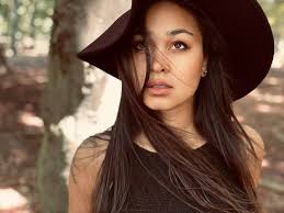 Mood: autumn, hot chocolate, licorice tea, pumpkin pie, moody music 🖤 The  weather here suggests that summer is leaving us again. But I am ok with  that 😌 How about you? Happy Sunday 🎃