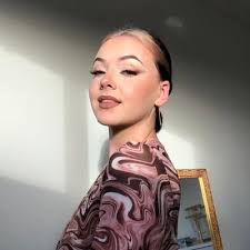 Bethany Walters ♡︎ (@manicenergyy)