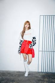 Selain konsep unik, salah satu yang paling disorot dalam mv lalisa adalah berbagai outfit kece lisa yang berhasil membius penggemar dan . Makin Kece 10 Gaya Kaos Oblong Ala Lisa Blackpink Yang Patut Dicoba