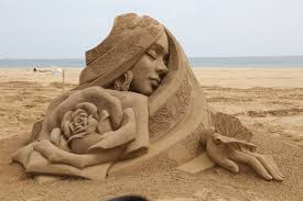 24 Spectacular Photos For The More Refined Viewer Beach Sand Art Sand Art Sand Sculptures