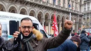 Secondo una prima ricostruzione, pare che l'autista del camion abbia investito durante una manovra l'uomo, sembra un sindacalista, e poi sia fuggito. Rtg0w91tluhobm