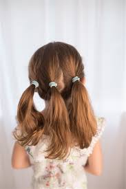 The curly wisps of hair will frame your little daughter's angelic face, thereby highlighting her beautiful features. Easy Hairstyles For Girls That You Can Create In Minutes