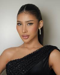 thrs_vllmr in custom @famii_edison Beaded Red Dress with White Feathers at  the @starmagicphils Christmas 2024 ❤️🤍 Makeup: @makeupbyangetan Hair:  @hairsetbydoms Stylist: @thequilangmiguel Photographer: @no_name_ph  @starmagicphils ...