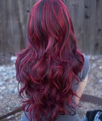 Neue Frisuren Dame Mit Langen Lockigen Roten Haaren Mit Schwarzen Strahnen Haarfarben Haarfarbe Rot Langhaarfrisuren