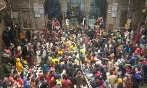 बांके बिहारी मंदिर में भीड़ में दबकर श्रद्धालु की मौत| MathuraNews|  Newstrack |Newatarck UP News| Get Latest UP News| | Mathura: बांके बिहारी  मंदिर में दर्दनाक हादसा, भीड़ ...