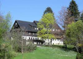 $115 per night (latest starting price for this hotel). Bildergalerie Haus Zeitlos