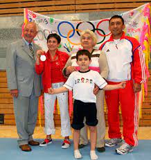 Sport gimnastikasi bo'yicha o'zbekiston nomidan ishtirok etgan oksana chusovitina saralash bahsidagi ishtirokini. Rio Gymnast Oksana Kept Competing For Uzbekistan To Raise Money For Life Saving Treatment Daily Mail Online