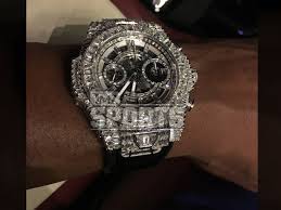 Floyd mayweather dropped $18 million dollars on this watch which is made of 18k white gold and comes complete with 260 carats of diamonds. Boxeringweb Supertrash Floyd Mayweather Compra Un Orologio Da 18 Milioni Di Dollari