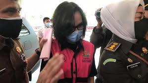 Hari menyatakan, penangkapan terhadap jaksa pinangki dilakukan pada selasa (11/8/2020) malam. Berompi Pink Jaksa Pinangki Menunduk Saat Hendak Diperiksa Di Kejagung