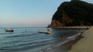 Bukit keluang yang terletak dalam daerah besut, terengganu yang berjarak 140 kilometer dari bandar kuala terengganu lazimnya, kawasan pantai air tawar yang terletak di bahagian belakang bukit keluang menjadi tempat aktiviti kaki pancing untuk mengail. Perkembangan Pantai Bukit Keluang Besut