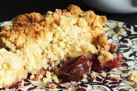 Recette De Crumble Aux Cerises Poudre D Amande Et Rose De Damas Recette Crumble Crumble Cerises Crumble