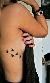 Flying Bird Tattoo On Ribs Cute Small Flying Bird Rib Tattoo Ideas Sparrow Silhouette Tat Ideas For Women Pequenas Ideas Del Tatuaje De La Costilla De La Silueta Del P Rib Tattoos For Women Tattoos Bird