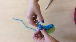 Att Sticka En Handledsvarmare Del 4 Maska Av Fasta Tradar Och Sy Ihop Youtube Gula stickade lappar på ett turkost bord bild: att sticka en handledsvarmare del 4 maska av fasta tradar och sy ihop